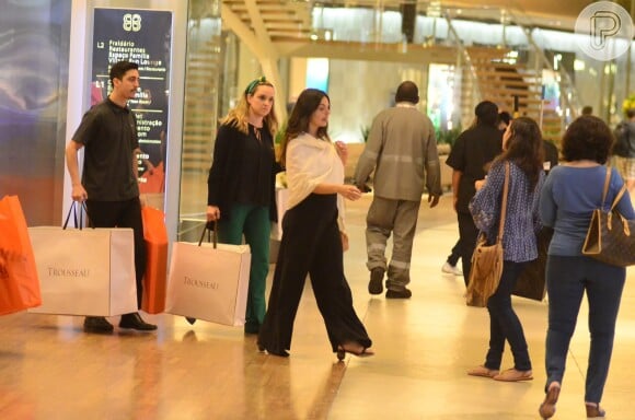 Isis Valverde foi às compras no shopping Village Mall, na Barra da Tijuca