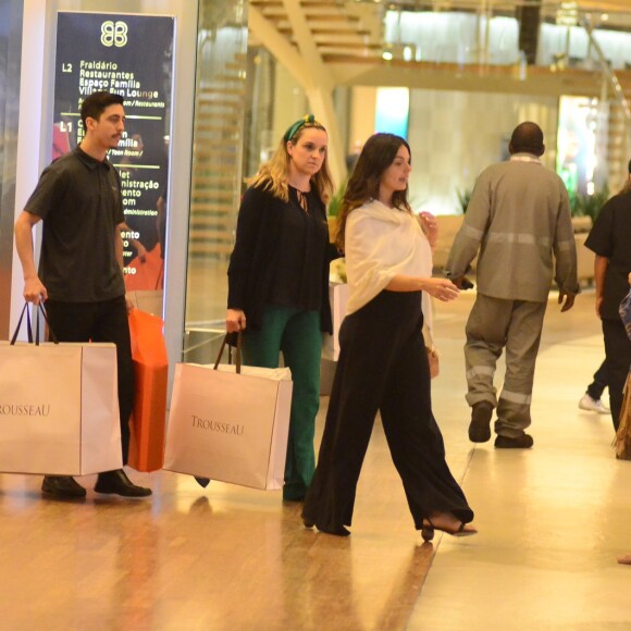 Isis Valverde foi às compras no shopping Village Mall, na Barra da Tijuca