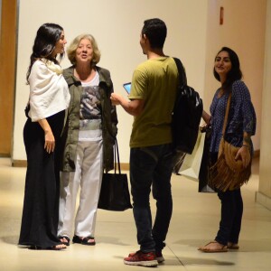 Isis Valverde conversa com fãs em shopping na Barra da Tijuca