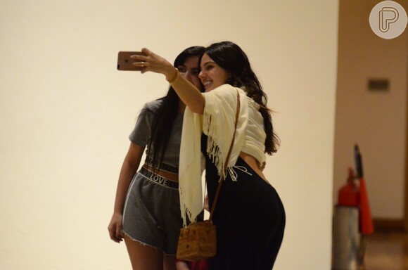 Isis Valverde posa para selfie com fã durante passeio no shopping