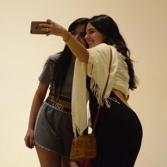 Isis Valverde posa para selfie com fã durante passeio no shopping