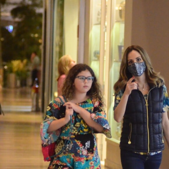 Ana Furtado foi clicada com a filha, Isabella, usando máscara em shopping