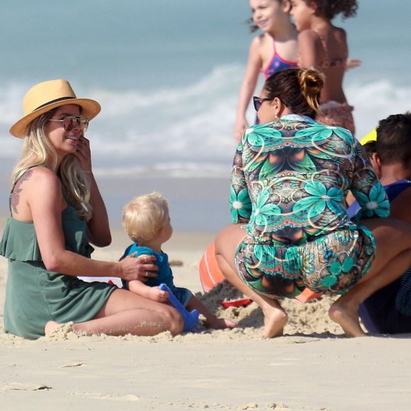 Karina Bacchi se divertiu com o filho, Enrico, e o noivo, Amaury Nunes, em praia no Rio de Janeiro