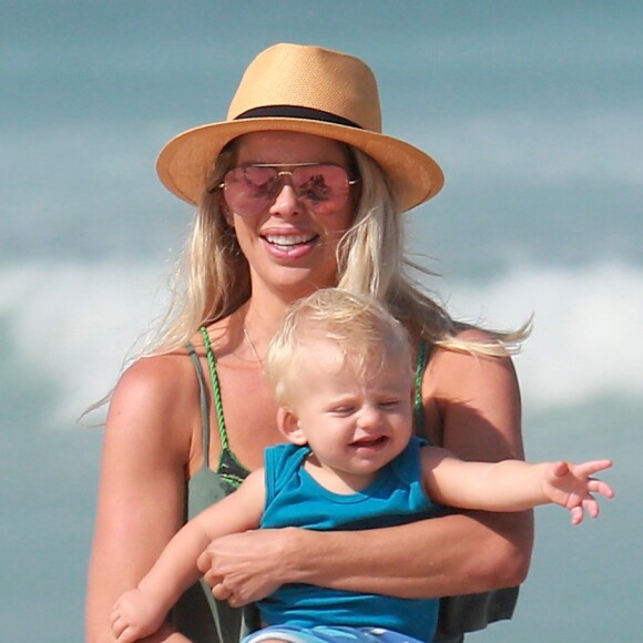 'Tô muito praieiro', brincou Karina Bacchi no Instagram do menino