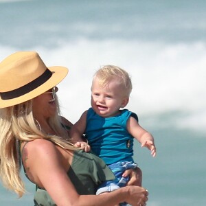 Filho de Karina Bacchi, Enrico, de 10 meses, estava com roupinha azul para o dia na praia