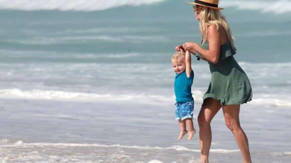 Fofura à beira-mar! Karina Bacchi e o filho, Enrico, brincam em praia. Fotos!