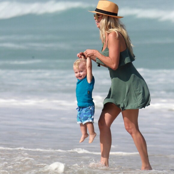 Fofura à beira-mar! Karina Bacchi e o filho, Enrico, brincam na praia da Barra da Tijuca neste sábado, dia 23 de junho de 2018