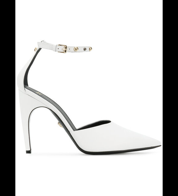 Bruna Marquezine usou sapato branco de bico fino da Versace