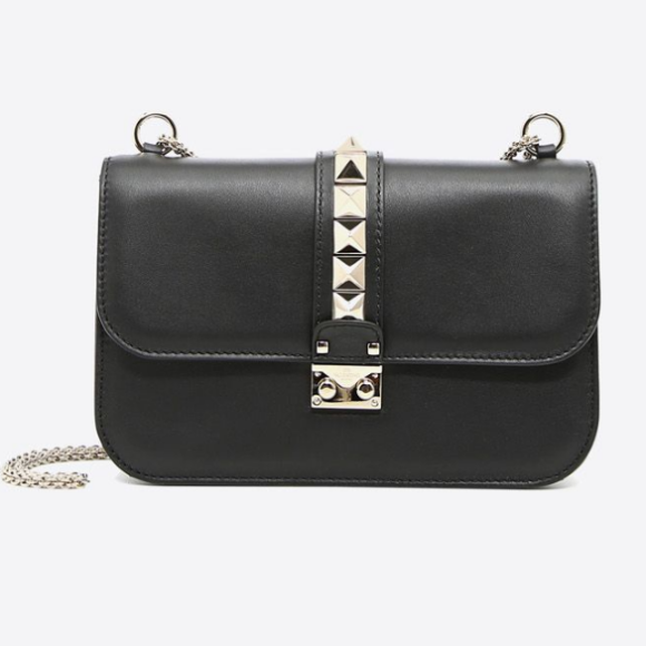 Bruna Marquezine escolheu bolsa Valentino no valor de R$ 8 mil para compor o look