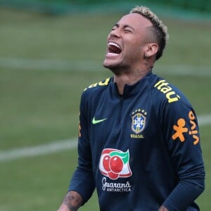 'Feliz aniversário, irmão! Muitas felicidades, te desejo o melhor sempre. Te amo, craque', escreveu Neymar para Messi