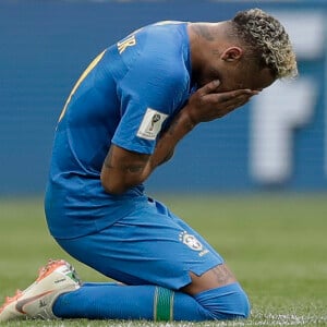 Neymar chorou no gramado após a partida contra a Costa Rica