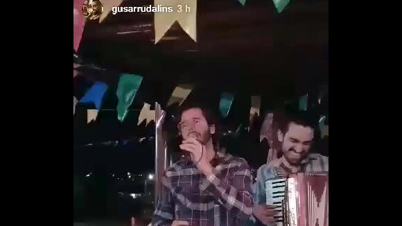 Túlio Gadêlha canta em festa junina e tira foto ao lado de Fátima Bernardes