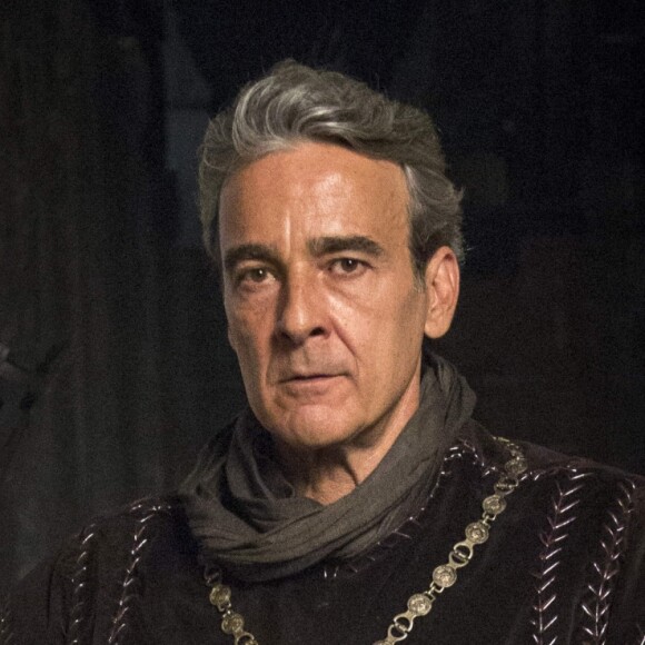 Otávio (Alexandre Borges) procura Rodolfo (Johnny Massaro) assim que o rei de Alcaluz fica viúvo nos próximos capítulos da novela 'Deus Salve o Rei', adianta o colunista de TV Daniel Castro nesta segunda-feira, 25 de junho de 2018