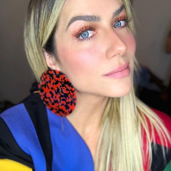 As makes e os penteados usados por Giovanna Ewbank no 'Superbonita' são pensados em conjunto entre a apresentadora, a maquiadora e a stylist, a partir das roupas e acessórios baseados nos temas do programa