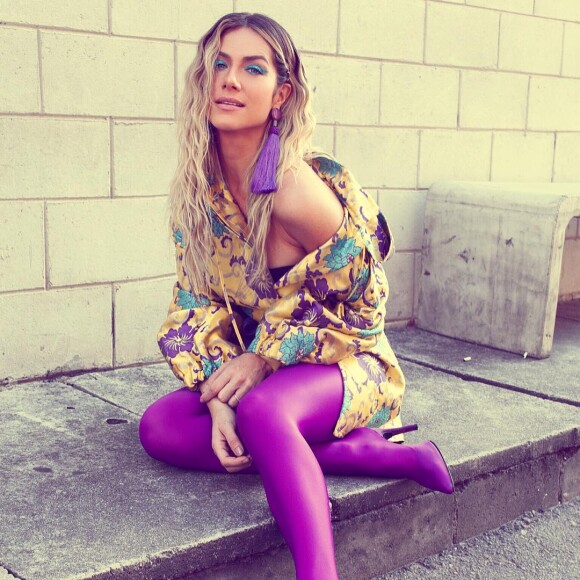 Até o momento, com as gravações na metade, o look com vibrantes botas roxas foi eleito o favorito de Giovanna Ewbank. 'A bota roxa foi criada em 1991 pelo arquiteto dos pés Fernando Pires. Ela faz parte de uma coleção intitulada 'Stocking Shoes'', detalha a stylist Deborah Ewbank