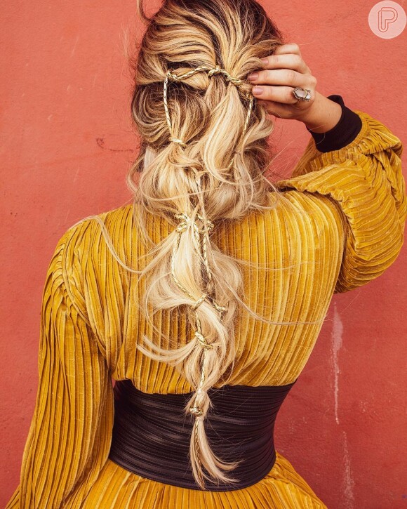 Giovanna Ewbank exibiu um belo penteado trançado com o look. 'Usei uma extensão de cabelo para ficar mais longo e usei uma cordinha dourada para dar um efeito', detalha a hair stylist Cleide Araújo
