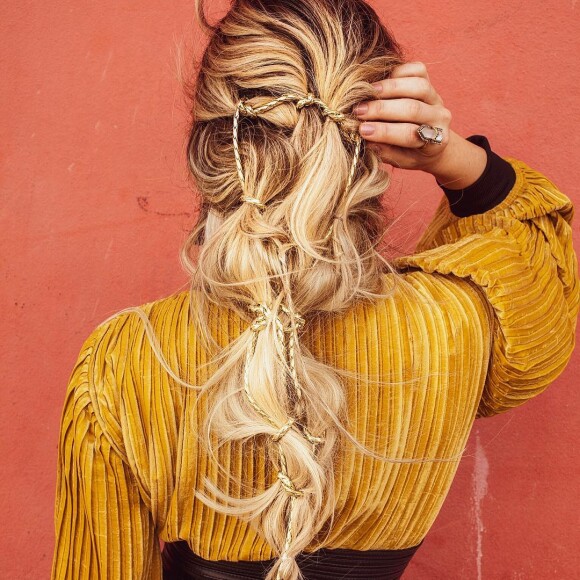 Giovanna Ewbank exibiu um belo penteado trançado com o look. 'Usei uma extensão de cabelo para ficar mais longo e usei uma cordinha dourada para dar um efeito', detalha a hair stylist Cleide Araújo
