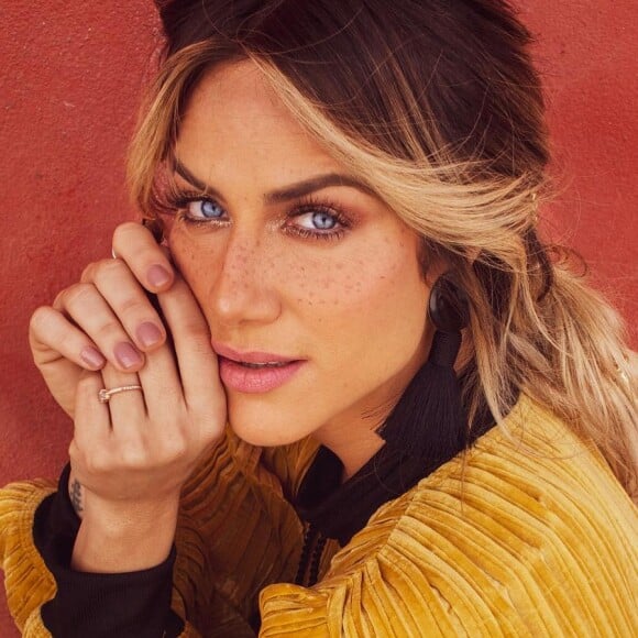 Detalhe da make com sardinhas de Giovanna Ewbank ao gravar o programa 'Superbonita', da GNT
