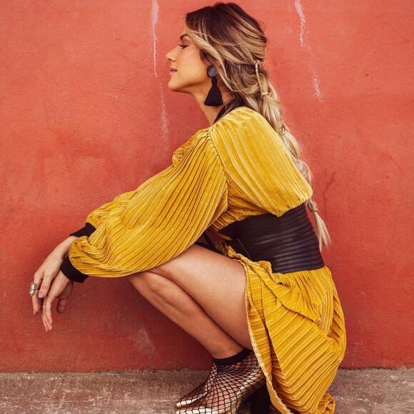 Assim como as botas roxas, os sapatos sobrepostos por meia-arrastão curtinha chamaram atenção no look de Giovanna Ewbank na gravação do programa 'Superbonita'
