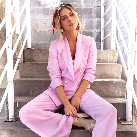 E por falar em rosa, a cor dominou o conjunto de alfaiataria de Giovanna Ewbank em dia de gravação do Superbonita