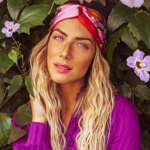 A blusa vibrante usada por Giovanna Ewbank fez um grande contraste com os fios loiros da apresentadora