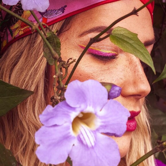 Detalhe do delineador colorido usado por Giovanna Ewbank para gravar o programa 'Superbonita', da GNT