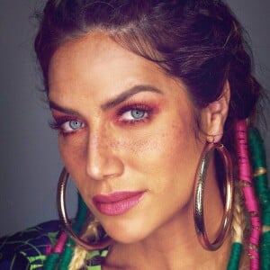 A produção de Giovanna Ewbank foi finalizada por grandes brincos de argola e make com sombra e batons rosados