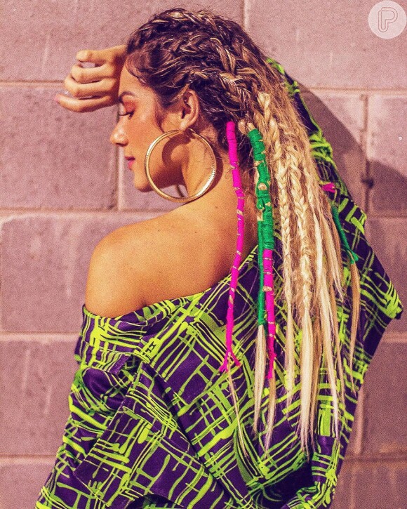 Com o look neon, Giovanna Ewbank usou dreads no cabelo