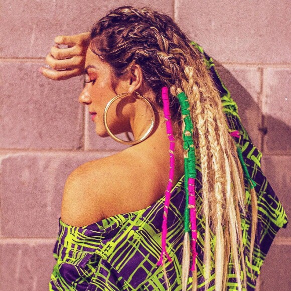 Com o look neon, Giovanna Ewbank usou dreads no cabelo