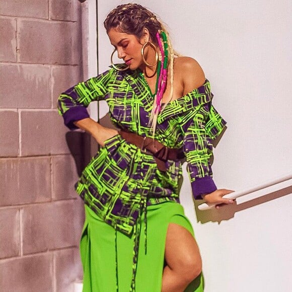 O verde neon foi protagonista de um dos looks de Giovanna Ewbank nas gravações do programa 'Superbonita'