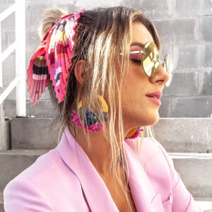 Um lenço foi usado para finalizar o penteado de Giovanna Ewbank