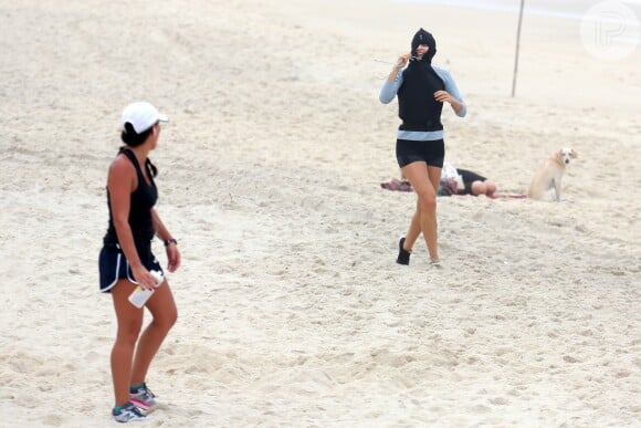 Grazi Massafera brinca com a amiga Francisca Pinto durante corrida em São Conrado