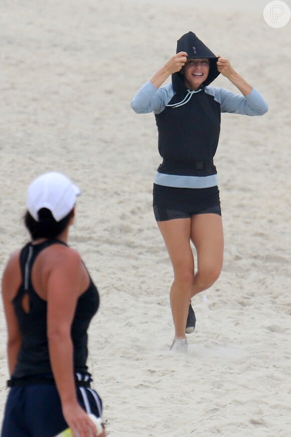 Grazi Massafera corre na praia com a amiga Francisca Pinto, mulher do ator Ricardo Pereira
