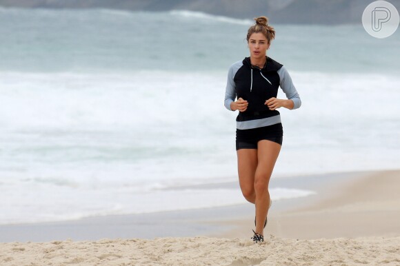 Grazi Massafera escolheu a praia de São Conrado como cenário do exercício