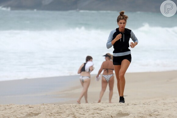 Grazi Massafera corre na praia com a amiga Francisca Pinto