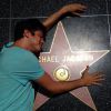 Mateus Solano mostrou em seu Instagram uma foto onde aparece abraçando a estrela de Michael Jackson na Calçada da Fama, em Los Angeles