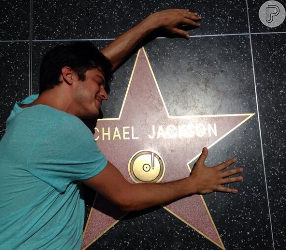 Mateus Solano mostrou em seu Instagram uma foto onde aparece abraçando a estrela de Michael Jackson na Calçada da Fama, em Los Angeles