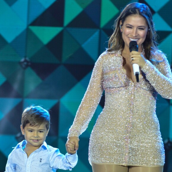 Filho de Simone, da dupla com Simaria, cantou com a mãe em show no Ceará