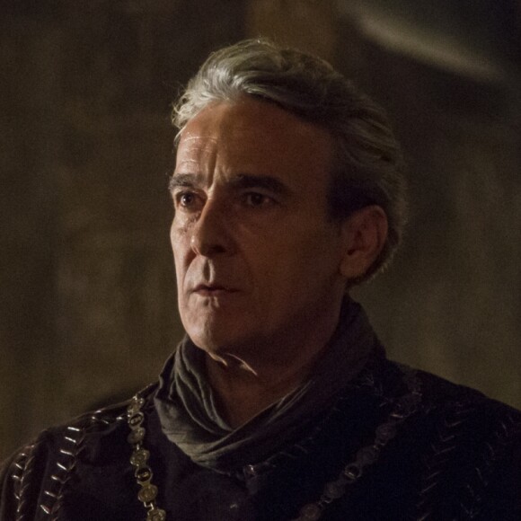 Catarina (Bruna Marquezine) está grávida de Otávio (Alexandre Borges) na novela 'Deus Salve o Rei'