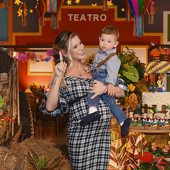 Andressa Suita posou com filho, Gabriel, em festa de aniversário