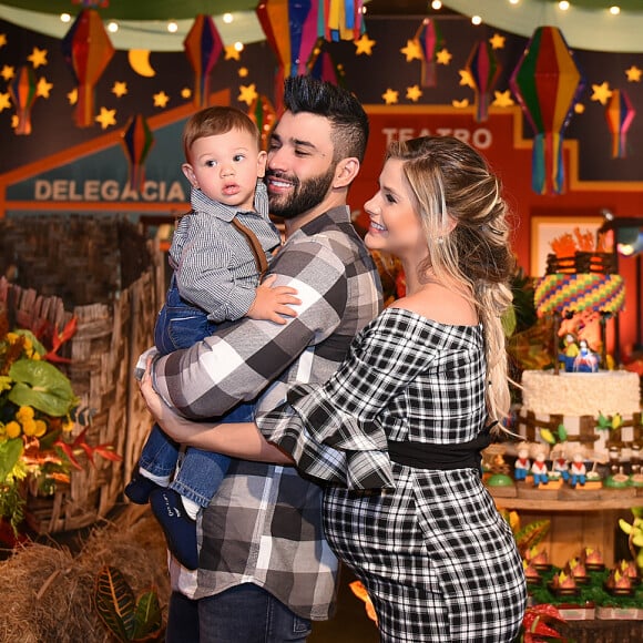 Andressa Suita e Gusttavo Lima celebraram um ano filho com festa junina