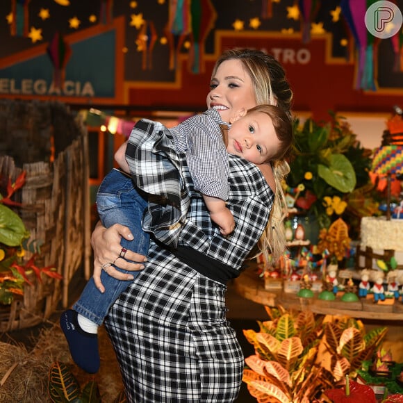 Grávida, Andressa Suita posou com filho, Gabriel, de 1 ano, no colo