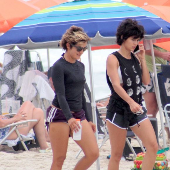 Nanda Costa e Lan Lanh são vistas com frequência nas praias do Rio de Janeiro