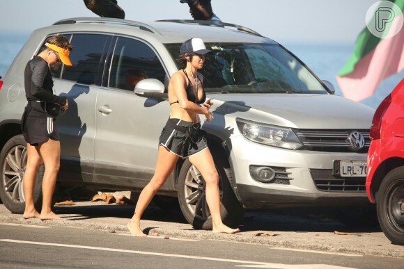 Nanda Costa foi fotografada com a namorada, Lan Lanh, em praia carioca no início da semana