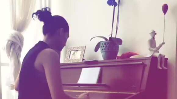 Mulher de José Loreto, Débora Nascimento tocou piano para filha, Bella, nesta quinta-feira, 28 de junho de 2018