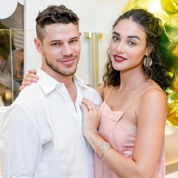 José Loreto mostrou a mulher, Débora Nascimento, tocando piano para filha nesta quinta-feira, 28 de junho de 2018