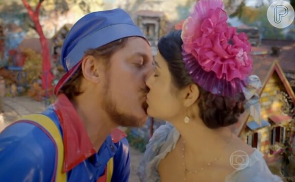 Izidoro (Raul Barretto) é namorado de Rosinha (Letícia Almeida), em 'Meu Pedacinho de Chão'