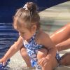 Filha de Bruno Gissoni e Yanna Lavigne, Madalena brincou em piscina com maiô estampado nesta sexta-feira, 29 de junho de 2018