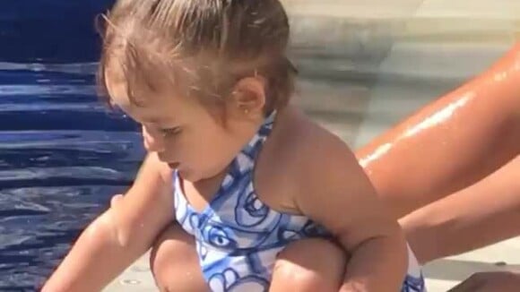 Filha de Bruno Gissoni e Yanna Lavigne, Madalena brincou em piscina com maiô estampado nesta sexta-feira, 29 de junho de 2018