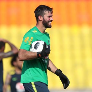 Helena, filha do goleiro Alisson, usou vestido customizado durante treino do Brasil na Rússia